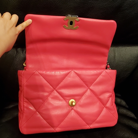 Chanel -- 19 Large Flap Bag - Picture 15 of 16